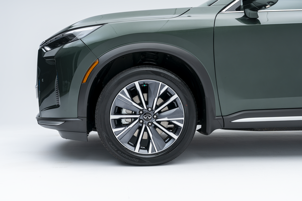 Close-up of a 2026 Infiniti QX60 alloy wheel, tire and front fender.