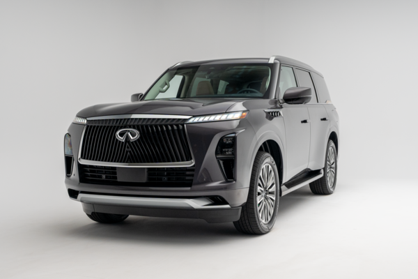 2027 INFINITI QX80 LUXE front three-quarter exterior view