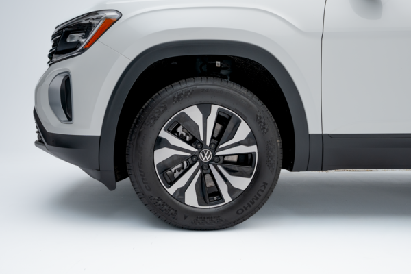 Close-up of a 2026 Volkswagen Atlas Comfortline alloy wheel and front tire.