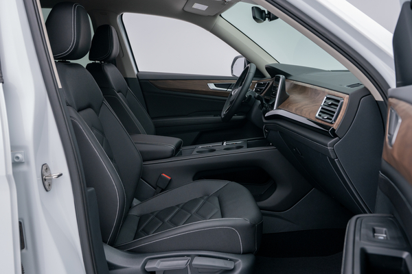 2026 Volkswagen Atlas Comfortline front interior with black seats, wood-look trim, dashboard and centre console.