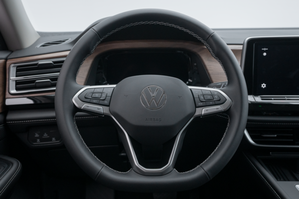 2026 Volkswagen Atlas Comfortline steering wheel with driver controls, digital display and dashboard.