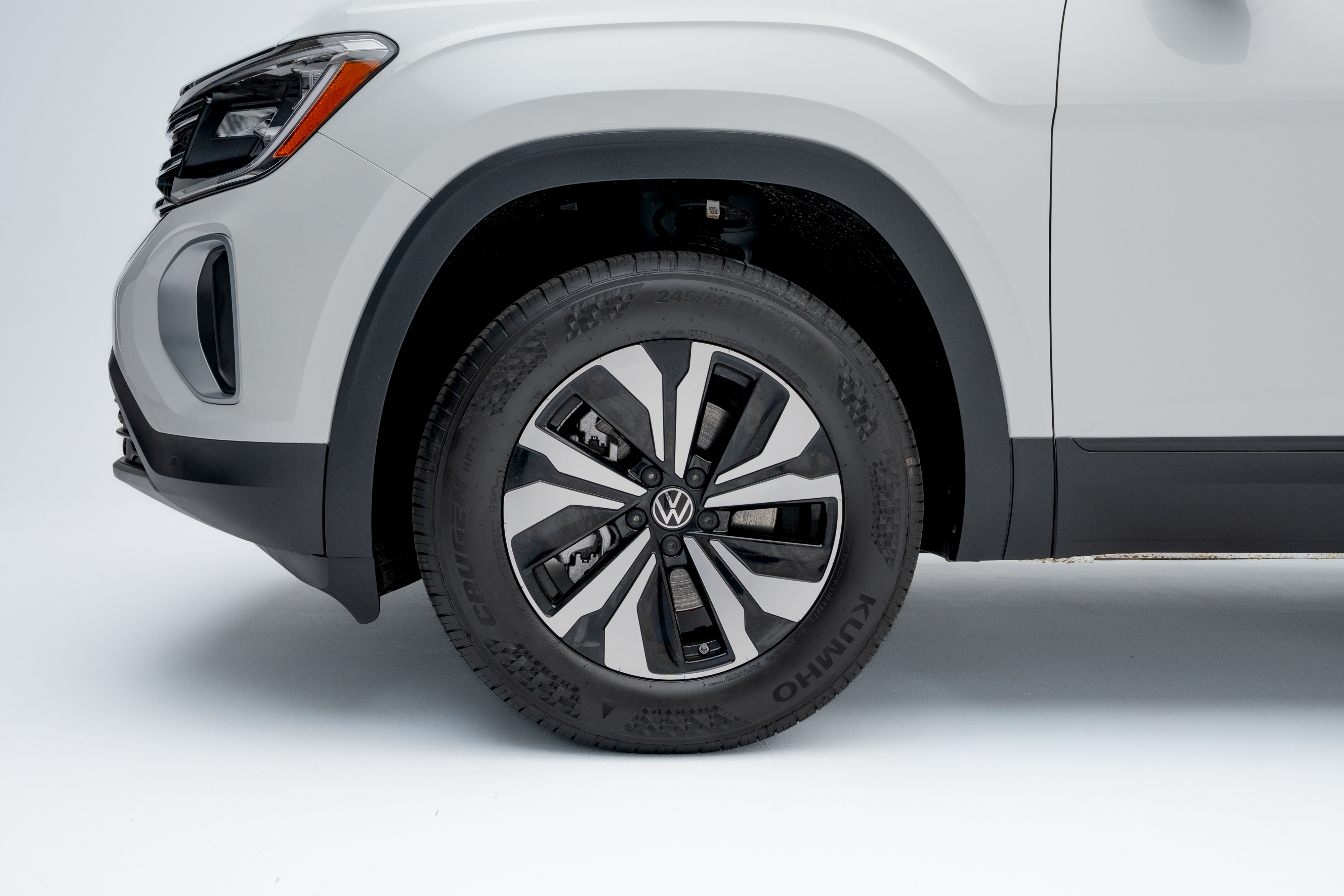 Close-up of a 2026 Volkswagen Atlas Comfortline alloy wheel and front tire.