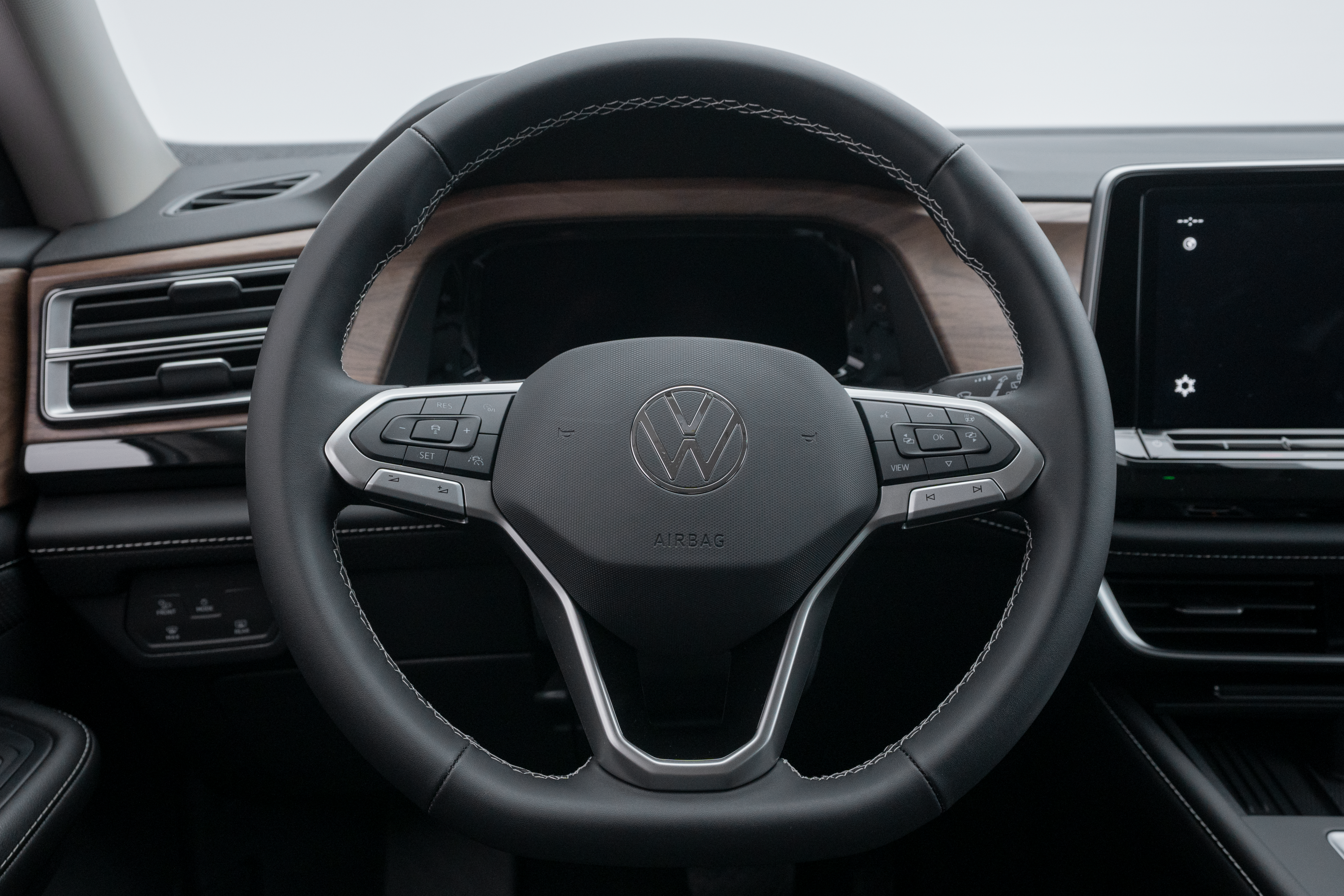 2026 Volkswagen Atlas Comfortline steering wheel with driver controls, digital display and dashboard.