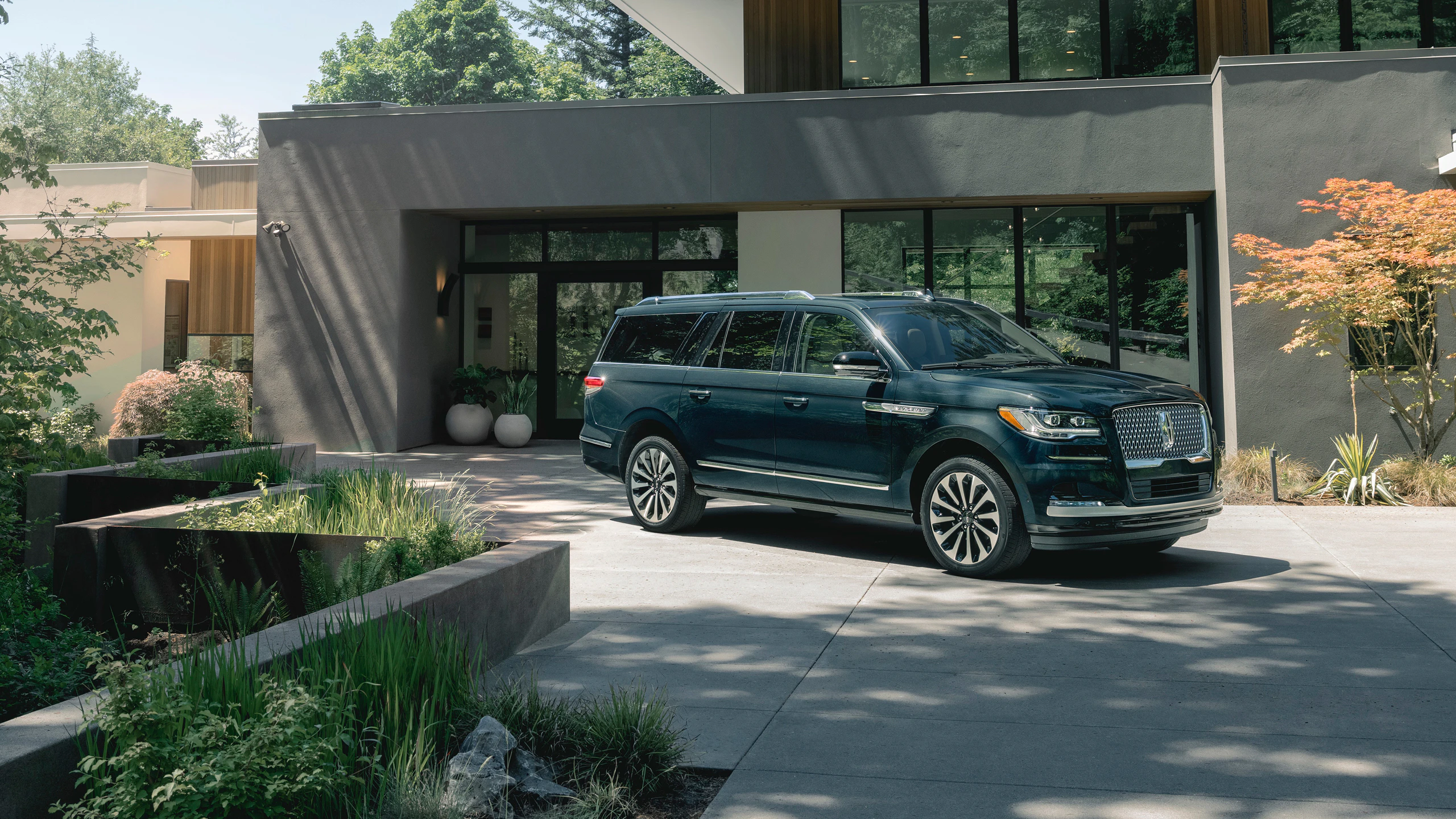 Lincoln Navigator outside luxurious home