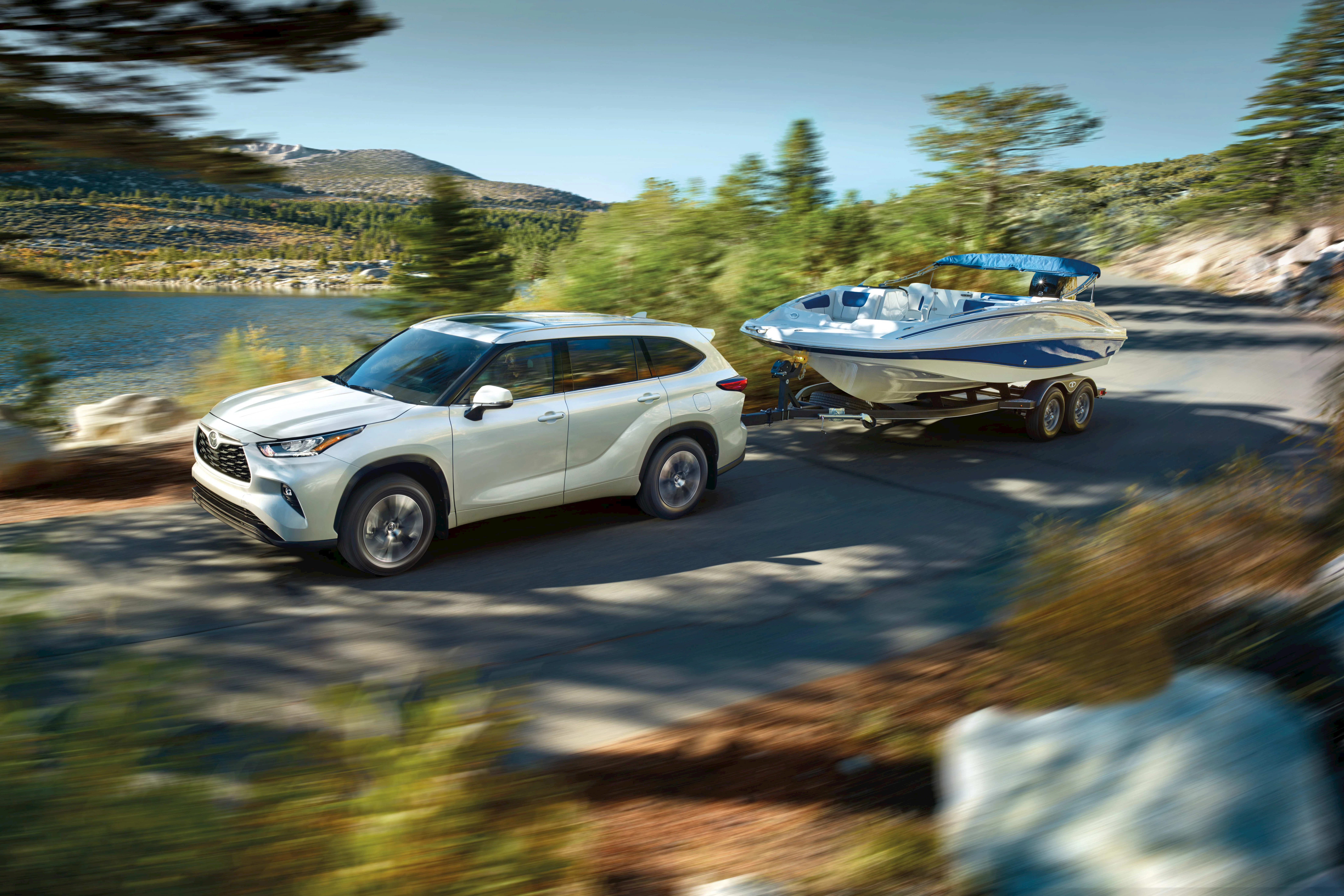 Toyota Highlander XLE towing a boat